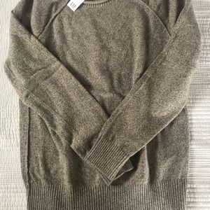 NWT Men’s Sweater GAP Size Medium